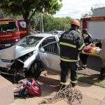 Idoso passa mal ao volante, perde controle e bate Saveiro em guarita de condomínio