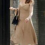 Angelina Jolie faz com que ir sem alças pareça fácil e elegante