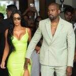 Kanye West vai a casamento do rapper 2 Chainz de chinelos