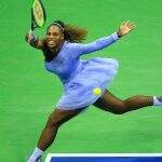 Serena Williams arrasou na versão lilás com meia arrastão