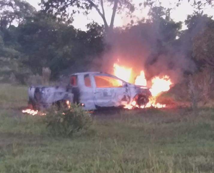 VÍDEO: Imagens mostram incêndio em carro de idoso morto com quase 50 facadas