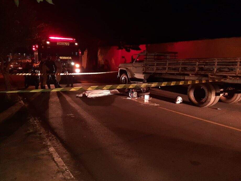 Motociclista morre depois de bater na traseira de caminhão estacionado na Vila Progresso