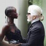 Um gesto de gratidão da modelo refugiada Adut Akech por Karl Lagerfeld