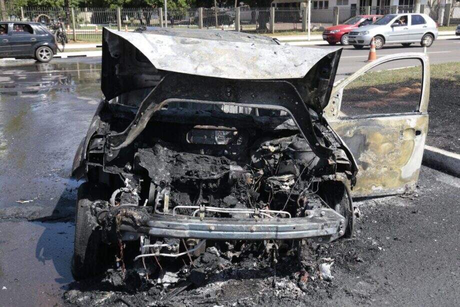 VÍDEO: família tem carro destruído por incêndio em frente ao CMO