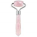 Rolo de quartzo rosa, o instrumento favorito do momento entre as apaixonadas por tratamentos de beleza.