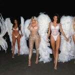 Irmãs Kardashian-Jenner se vestem de Angels da Victoria’s Secret.