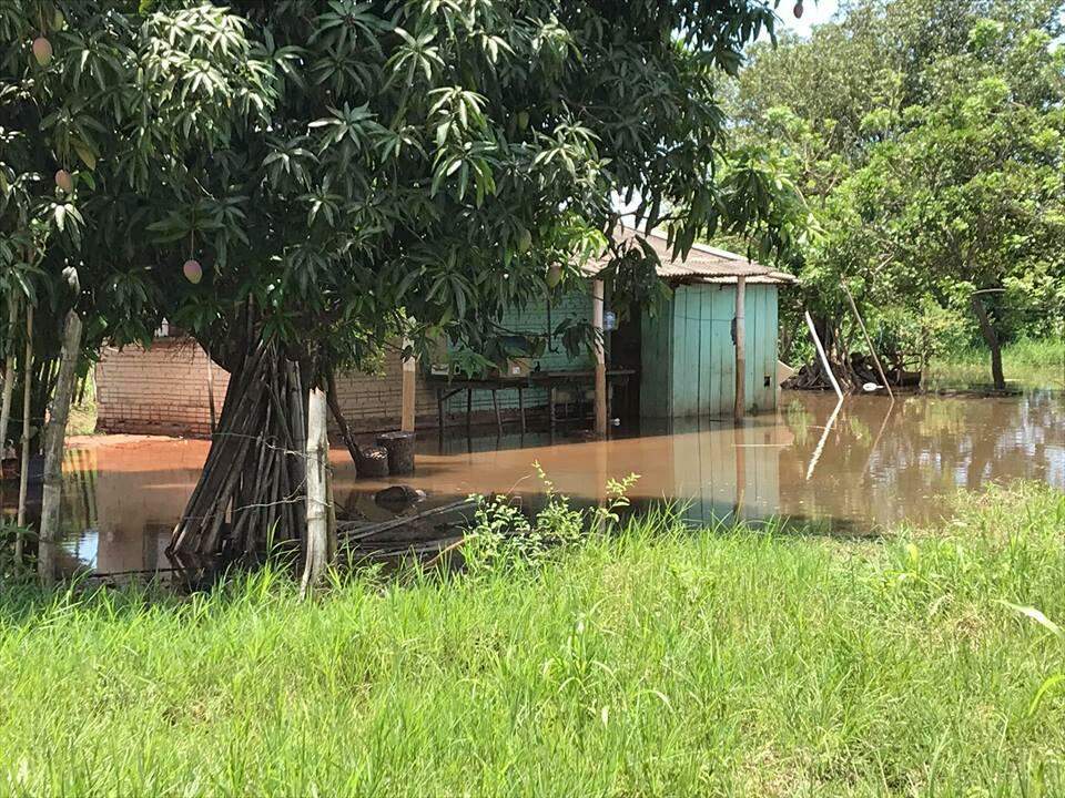 Defesa Civil remove famílias atingidas pela cheia do Rio Apa