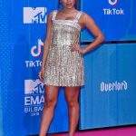 Anitta com look brilhante vence prêmio no MTV EMA.