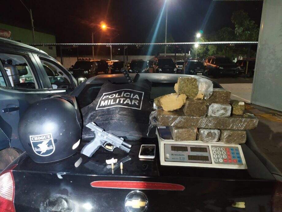 Polícia localiza carro usado em furto e recupera arma e colete da PM