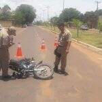 Agente de trânsito é atropelado em abordagem e motociclista foge após acidente