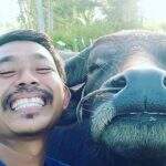 Agricultor viralizou na internet graças às selfies com seu amigo búfalo.