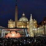 Árvore de Natal e presépio são inaugurados na Praça de São Pedro, no Vaticano.