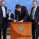 Bolsonaro assina lei para antecipar primeira parcela do 13º de aposentados