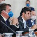 Bolsonaro ataca Mandetta sobre recomendação no início da pandemia e abraço sem máscara
