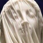 Escultura em pedra que parece feita de tecido. Giovanni Strazza, “Virgem Maria”, 1850.
