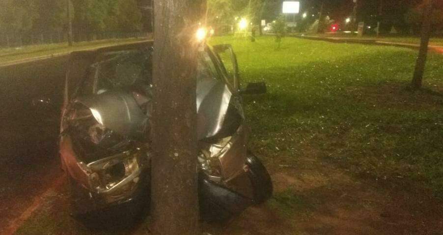 Jovem morre depois bater carro de frente com árvore na Gunter Hans