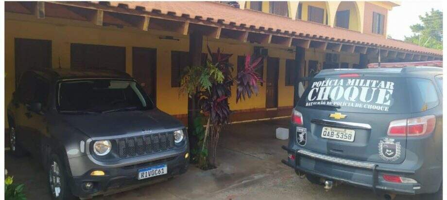 Dupla é presa em hotel com dois carros roubados que iriam para a fronteira