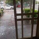 Jovem quebra porta de vidro em setor de CTI após saber sobre morte de avó