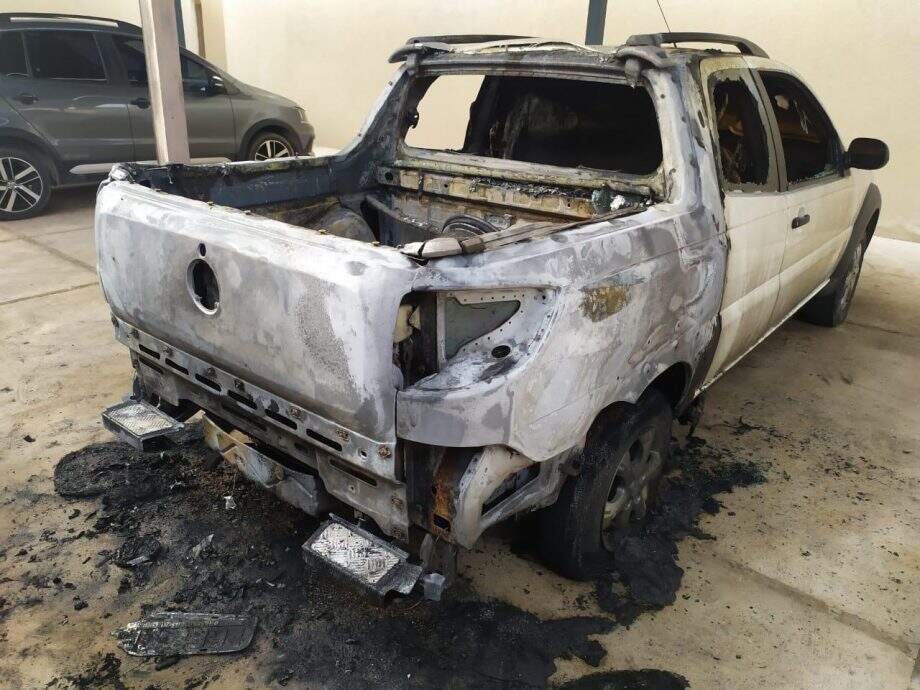 Carro de padre de MS é incendiado, mas imagem de São José fica intacta