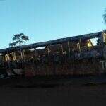 Ônibus é incendiado por vândalos em bairro de Campo Grande