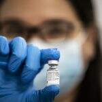 Chile começa a usar vacina da Pfizer para substituir 2ª dose da AstraZeneca