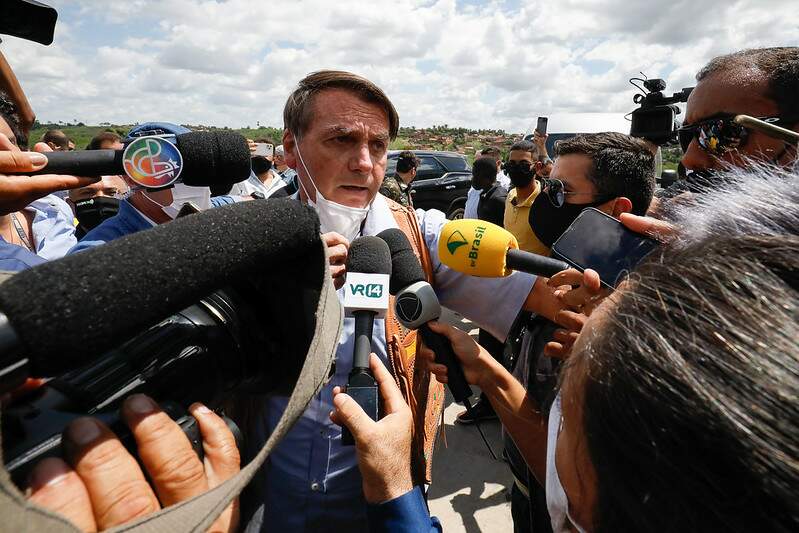 Bolsonaro chama jornalista de 'idiota' após ser questionamento sobre foto