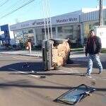 Carro invade preferencial, Uno capota e motorista é socorrido