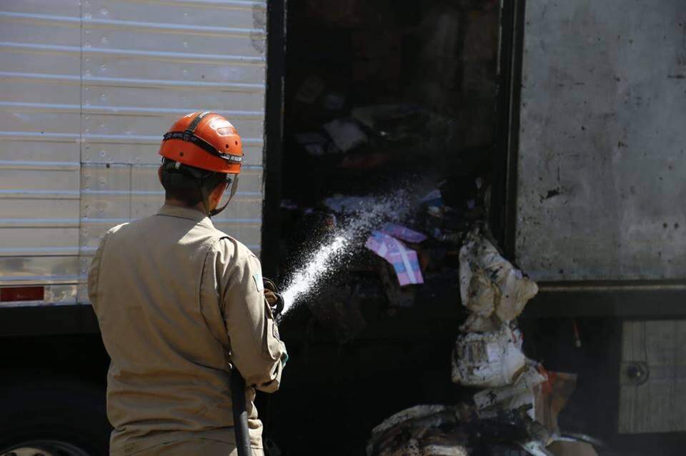 Incêndio em caminhão baú pode ter sido causado por aquecimento de material químico