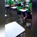 VÍDEO: Com sala de aula inundada, alunos precisam subir em carteiras durante a chuva