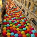 Um arco-íris de 800 guarda-chuvas coloridos iluminando a Cidade Luz