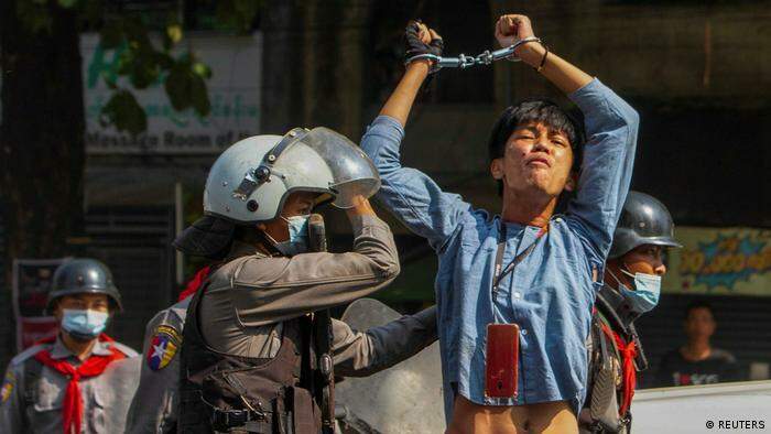 Policiais de Mianmar se negam a coibir protestos e fogem para a Índia