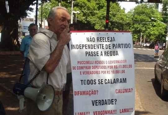 Militar reformado ficou conhecido por usar um megafone e gritar a frase "não reeleja" em manifestações | Foto: Reprodução | Facebook