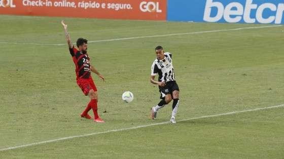 Athletico-PR bate Ceará por 2 a 0 em duelo direto e cola no G7 do Brasileirão