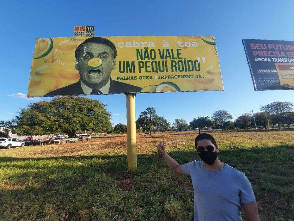 PF abre inquérito contra professor que instalou outdoors anti-Bolsonaro