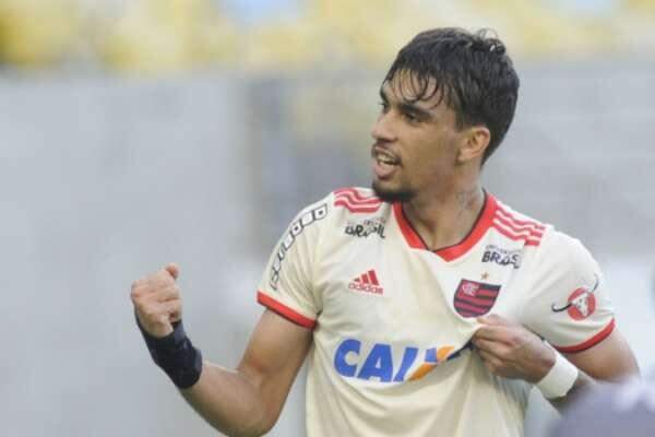 Flamengo vence o Bahia e segue na liderança do Brasileiro