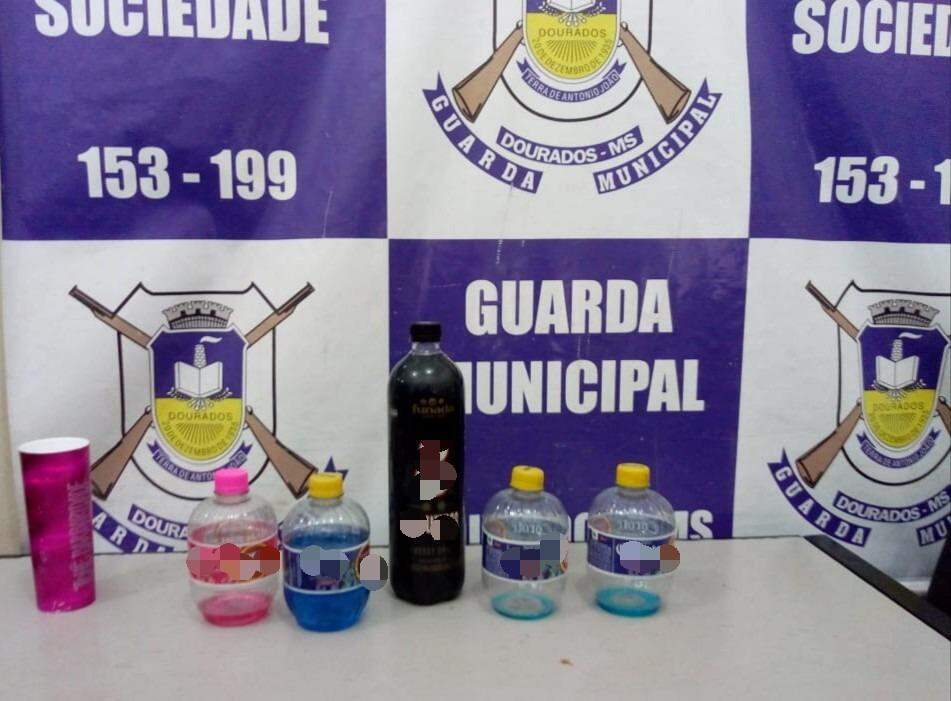 Bebidas encontradas com as garotas foram apreendidas. Foto: Divulgação