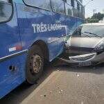 Motorista colide em ônibus ao fazer conversão em avenida