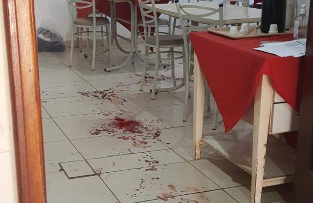 Dono de restaurante é atingido por 4 tiros por homem que suspeitava de traição