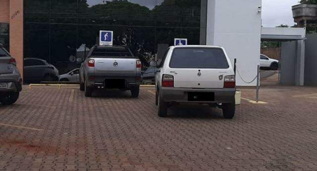 Funcionários chegaram em Uno branco e foram rendidos por bandidos (Foto: Ponta Porã Informa)