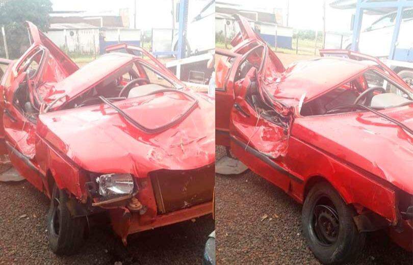 Carro caiu em ribanceira e colidiu contra árvore / Foto: Divulgação