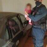 Acidentalmente mãe tranca bebê dentro de carro e PM arromba veículo