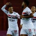 São Paulo tem gol não anulado, dá bobeira atrás e leva a virada do Lanús
