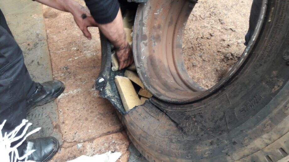 Bombeiros cortam pneus para retirar mais de 1 t de maconha apreendida pelo DOF