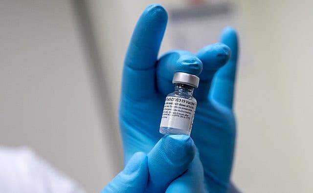 Anvisa investiga vacinação de empresários e diz que liberou importações só ao SUS