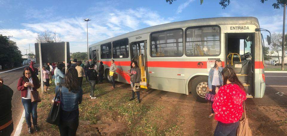 Ônibus quebrado é tido como algo comum para usuários que saem das Moreninhas para o Centro. (Foto: Leitor | WhatsApp)