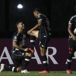 Vasco oscila, mas marca no fim e vence na Copa Sul-Americana