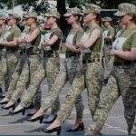 Sapatos de salto para mulheres-soldado desencadeiam onda de críticas na Ucrânia