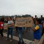 Pais e alunos fecham BR-163 por falta de transporte público escolar em Dourados