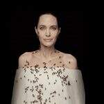 Angelina Jolie abraça as abelhas e as apicultoras como guardiãs ambientais