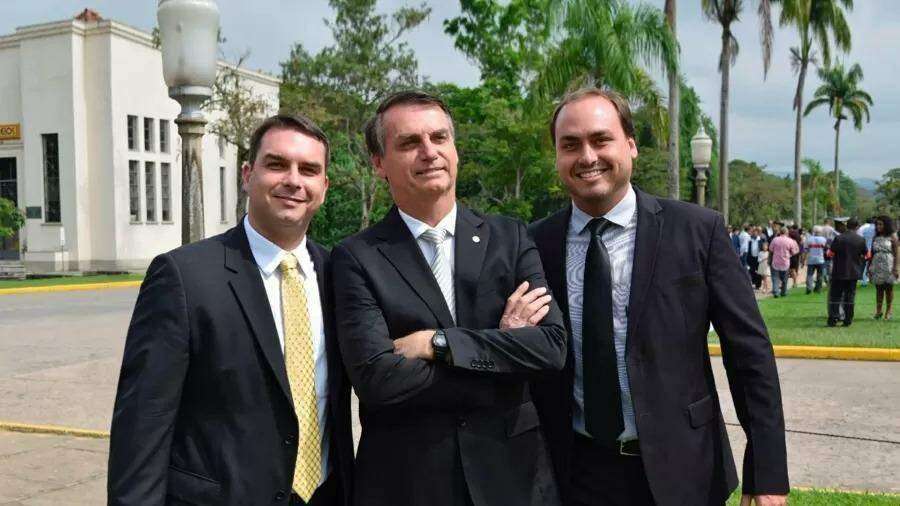 Ex-assessores de Bolsonaro sacaram 90% de salários pagos por Flávio e Carlos